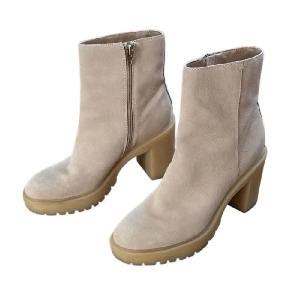 Dolce Vita Women’s Faux Suede Lug Sole Chelsea Heeled Boot Cream size 8.5